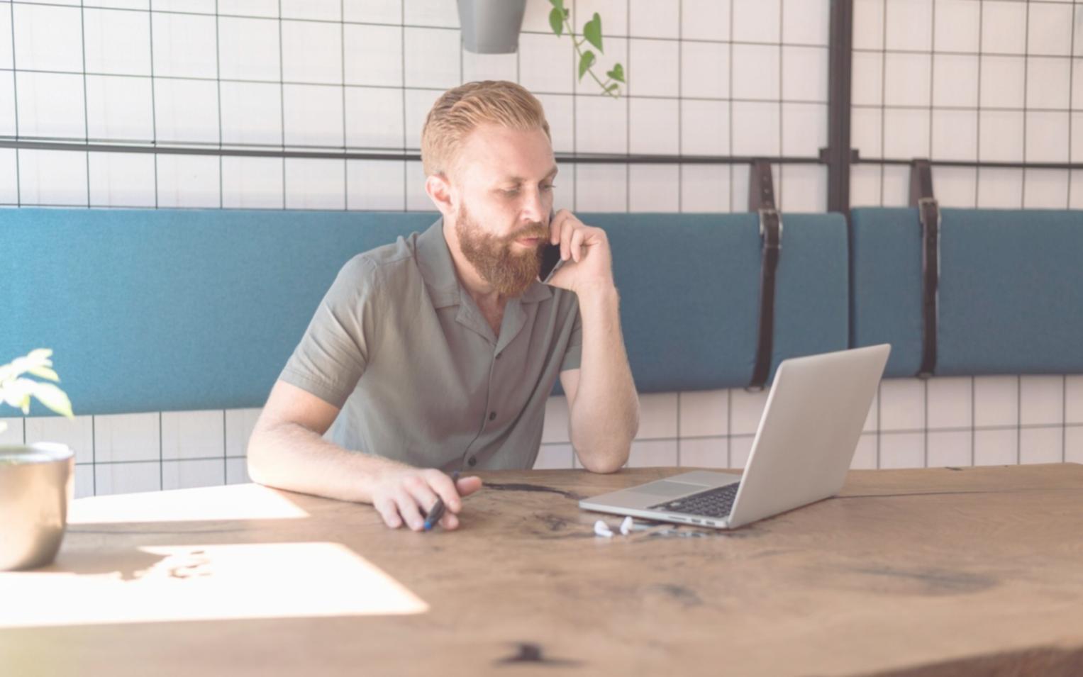 Gruppensession in ruhiger Atmosphäre mit natürlichen Materialien